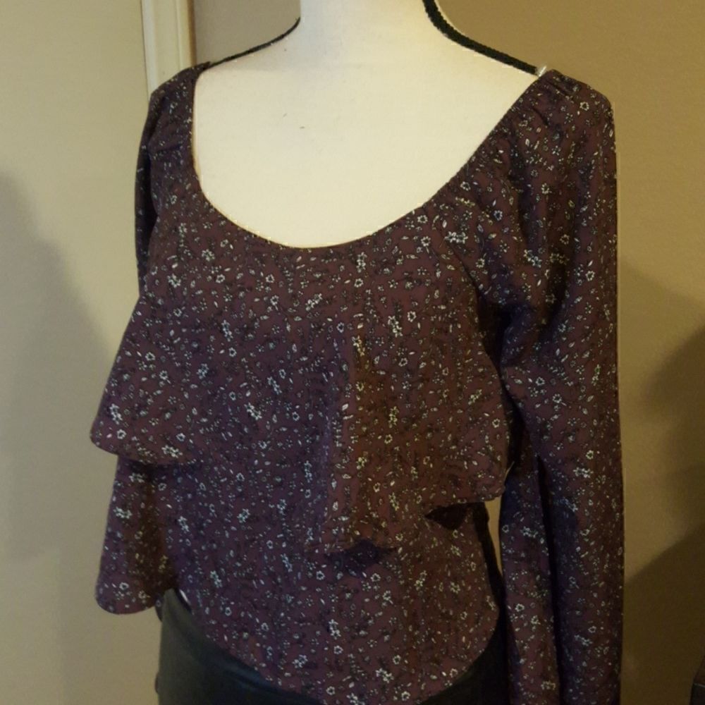 ♡♡♡Le Lis Womens Purple Ruffled Peasant Top Blouse size Small - Picture 2 of 10